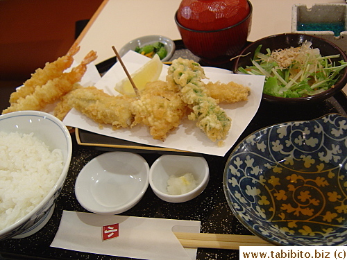 KL and David ordered this set which features prawns and white eel, about 880Yen/US$8.8 I think