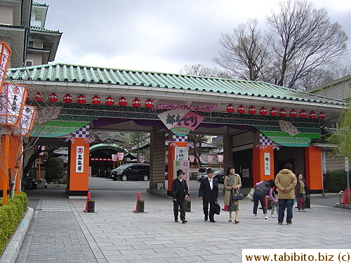 Walked past this shrine inside Hanamikoji