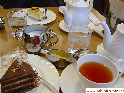Our afternoon set: hot lemon tea and cheesecake for KL, chocolate cake for me 840Yen each/US$8.5
