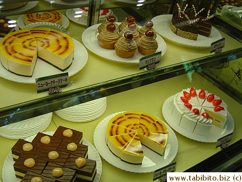 THAT dark chocolate cake was what got me into the restaurant, who knew they'd put fake cakes inside the restaurant?!