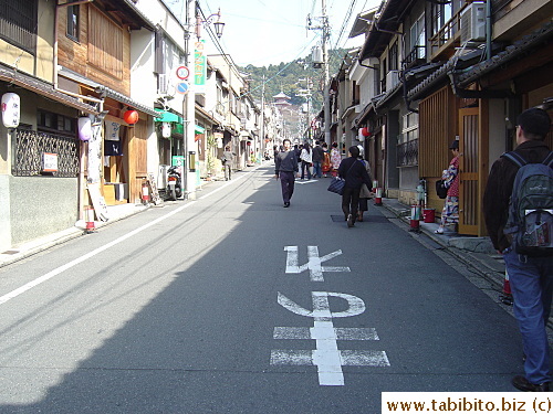 There're two uphill streets side by side that lead to Kiyomizudera, good thing we picked this quieter street because