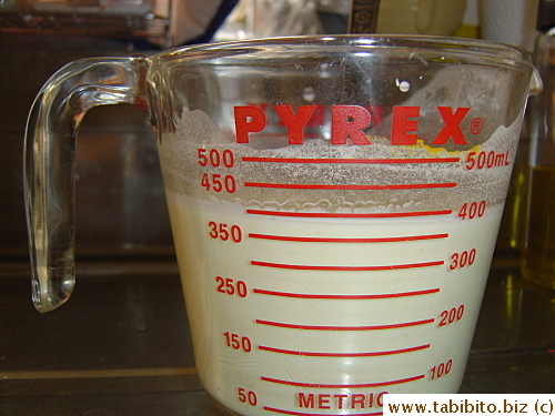 For the batter, I just filled the jug with rice flour up to the 150ml mark and top with water to 400ml