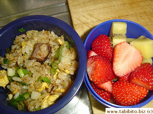 Fried rice, strawberries and kiwi