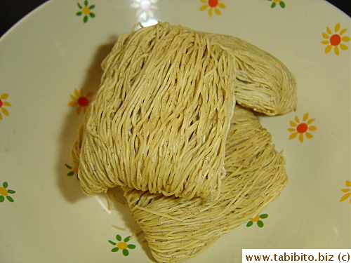 Shrimp roe-studded noodles 