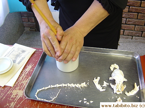 Then the monk used a pair of thick chopsticks to squish the bones 