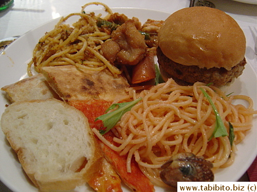 I liked everything on this plate, the pizza and slider were particularly yummy