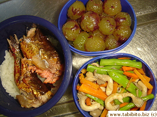 Grilled stuffed sardine, stirfried veggies, grapes
