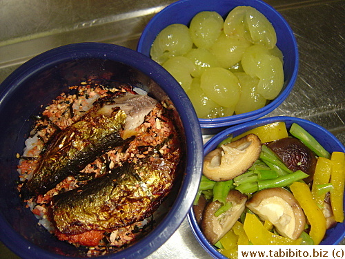 Grilled stuffed sardine, stirfried veggies, grapes