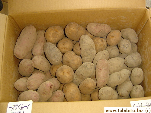 Ten kilos of pototoes(22lbs) which include Japanese version of yukon gold, pink and purple varieties