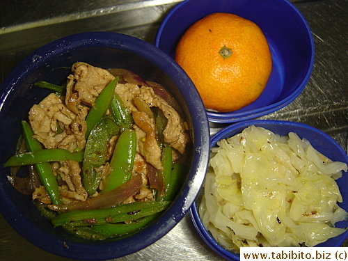 Stirfried meat with vegetables, cabbage, mandarin