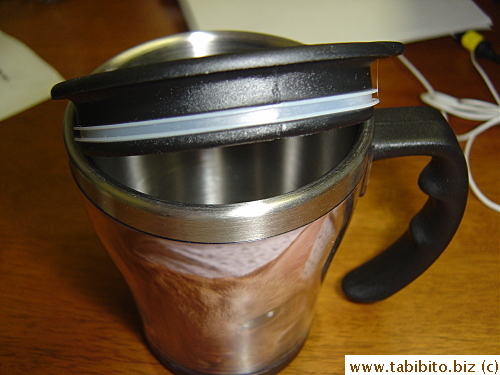 Lid has rubber rim