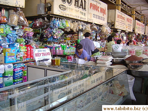 A lone jewelry shop in the middle of grocery stalls