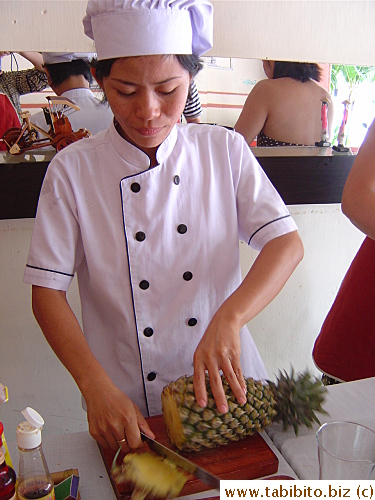Demonstrating pineapple peeling