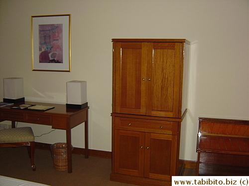 Desk/TV area