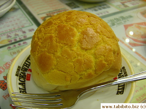 The fresh-from-the-oven pineapple bun on the other hand was AWESOME (thin crispy cookie topping on a soft, fluffy and slightly sweet bun)