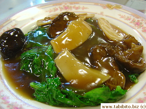 Pea shoots with mushrooms and abalone HK$60/US$7.5