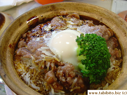 Beef with an egg clay pot rice HK$48/US$6