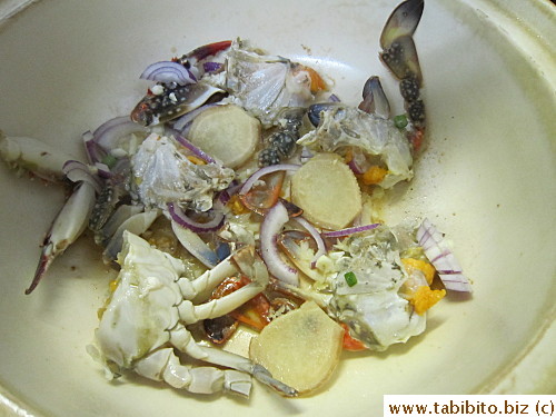 Frying the aromatics and crabs