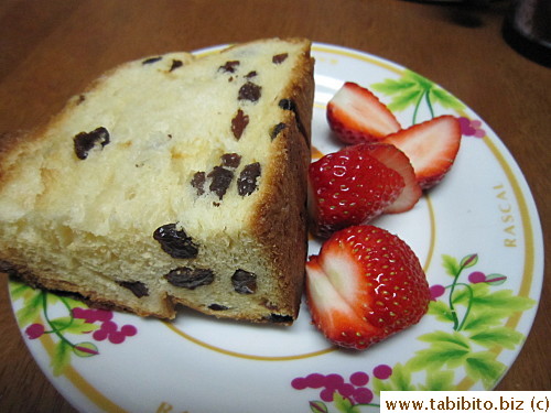 I, who don't eat cheesecake, had my favorite raisin bread for dessert! 