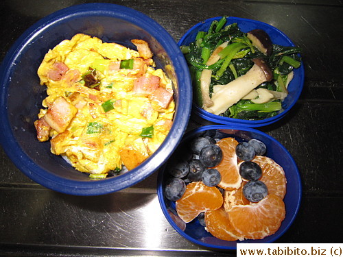 Fried egg with ham and scallions, sauteed spinach and mushrooms, mandarin and blueberries