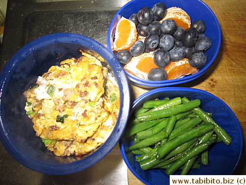 Fried egg with minced beef and green onions, sauteed green beans, mandarin and blueberries