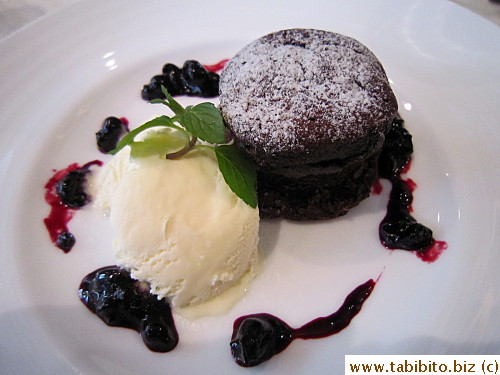 Chocolate Gateau served with cassis coulis and vanilla icecream 900Yen/US$9.5