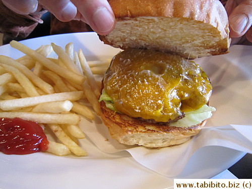 Cheese Burger 1050Yen/US$11