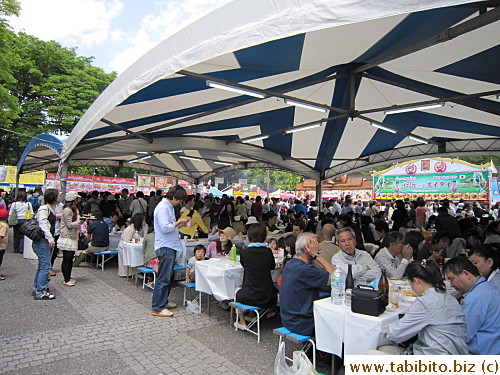 The organizer didn't put out enough tables for the size of the crowd