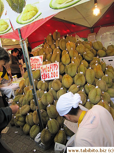 A mountain of durians