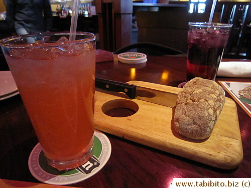 Refillable drinks and delicious honey bread