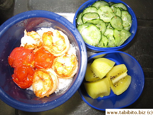 Fried prawns, tomatoes, cold cucumber salad, kiwi