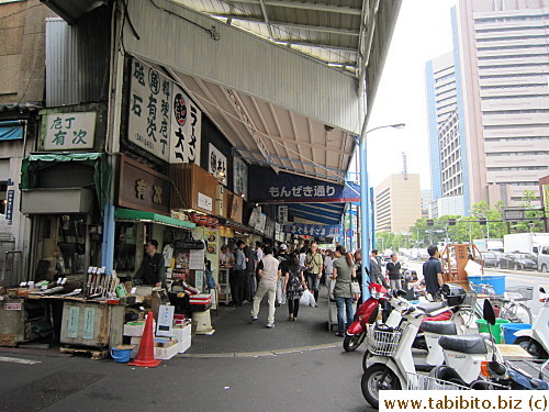 Walking along Shin-Ohashi dori from subway Tsukiji station and pass this popular area