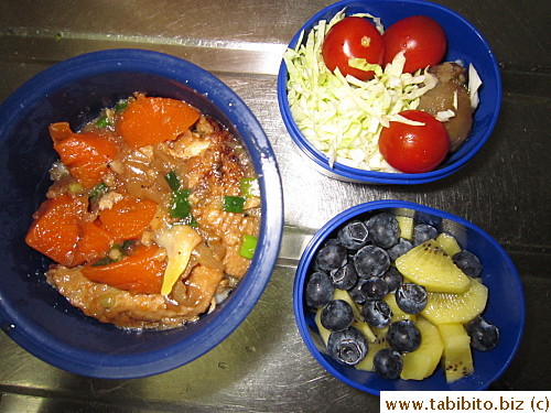 Briased chicken wings with carrots, onions and potatoes, shredded cabbage, a potato, cherry tomatoes, kiwi and blueberries