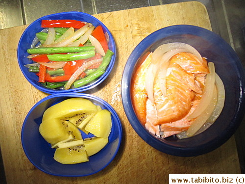 Salmon with onion, stirfried green beans, red peppers and onions, kiwi