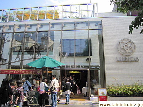 Lupicia (Durian tea tasting in front of the store)