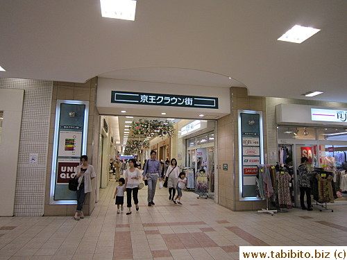 Facing the ticket gates in Sasazuka is a shopping street (Clown Street)