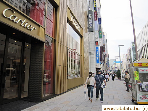 To get to the shop from Ginza, walk along Chuo-dori toward Ginza Ichome (northeast direction)