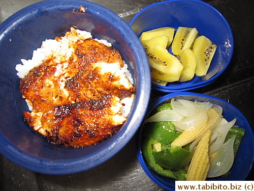 Grilled salmon, stirfried onion, baby corn and green peppers, kiwi