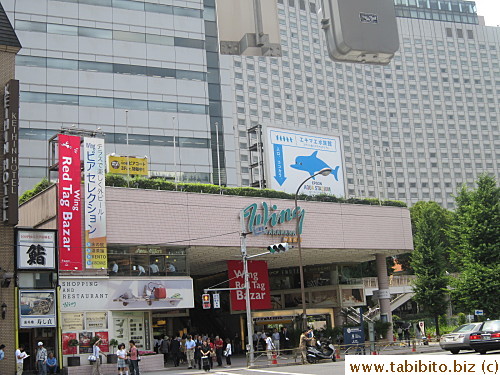 Facing the Takanawa (south) Exit is Wing shopping complex