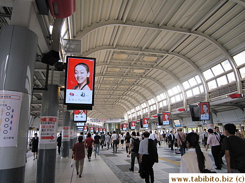 This passage way from the right side of the Central Exit leads to the North Exit (notice current World Champion figure skater Asada Mao on the screens)