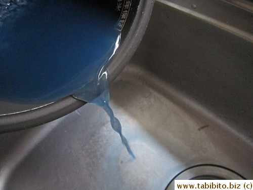 The rice turns the water into a weird blue color