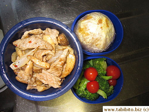 Stirfried pork with onion and mushrooms, garlic broccoli, cherry tomatoes, orange