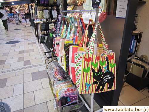 95% of its goods have a cat theme