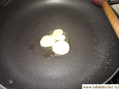 In the same pan, fry the ginger slices