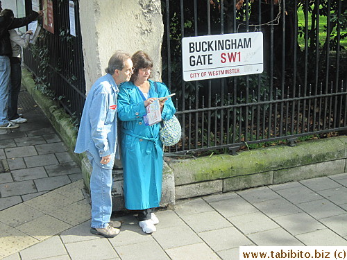 Many lost tourists in London