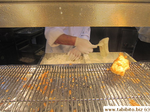 There are so many customers that most orders are freshly made