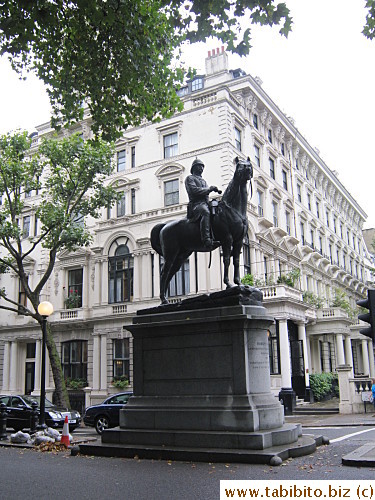 Walking back to the hotel we saw yet another statue