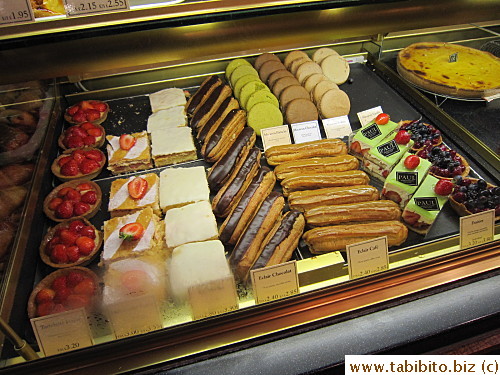 Cakes, macarons