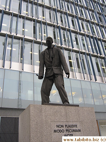 Saw this scary statue on the way to Millenium Bridge.  He looks like a zombie with a dagger hunting for his prey