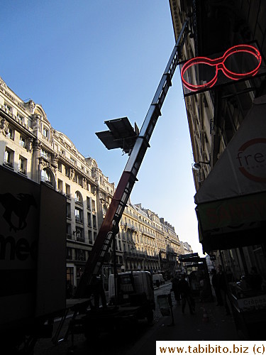 It's like an escalator-on-ladder for things